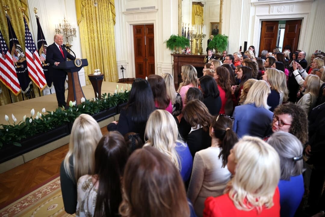 El presidente Donald Trump habla durante un evento del Mes de la Historia de la Mujer en el Salón Este de la Casa Blanca en Washington el 26 de marzo de 2025. (Win McNamee/Getty Images)
