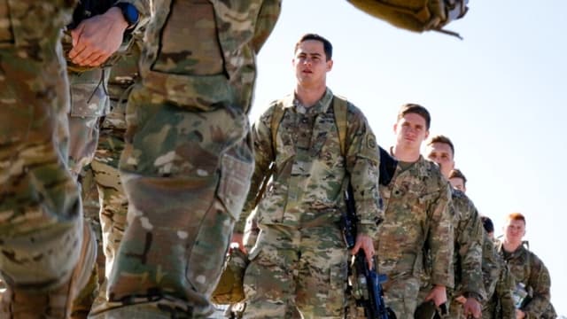 Jueza federal rechaza el intento de Trump de prohibir el servicio militar a las personas transgénero