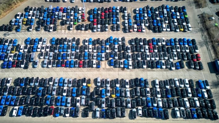 Autos Opel estacionados en el terreno de la fábrica de automóviles Opel en Rüsselsheim, cerca de Frankfurt, Alemania, el 27 de marzo de 2025. (Michael Probst/AP Photo)