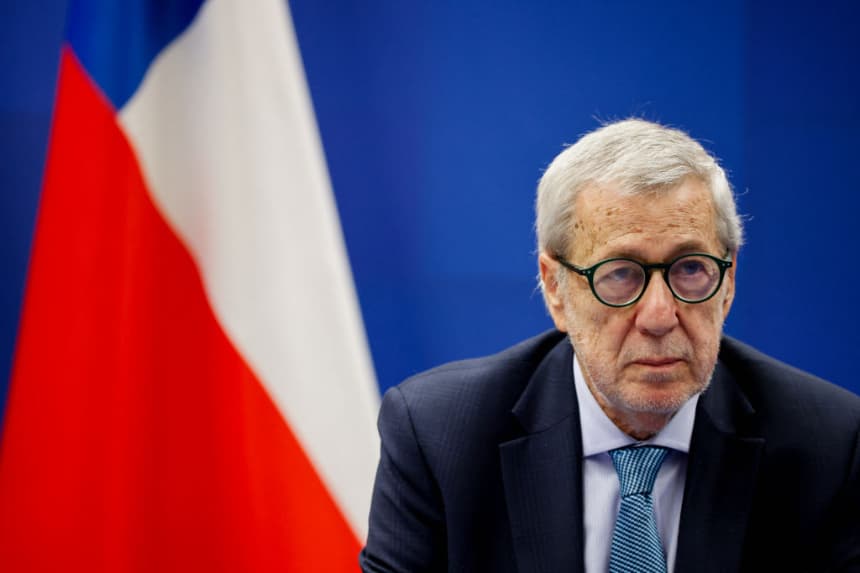 El ministro de Relaciones Exteriores de Chile, Alberto van Klaveren Stork, observa durante la ceremonia de firma del Acuerdo Marco Avanzado y el Acuerdo Comercial Interino entre la Unión Europea y la República de Chile, en Bruselas, el 13 de diciembre de 2023. (Johanna Geron/POOL/AFP vía Getty Images)