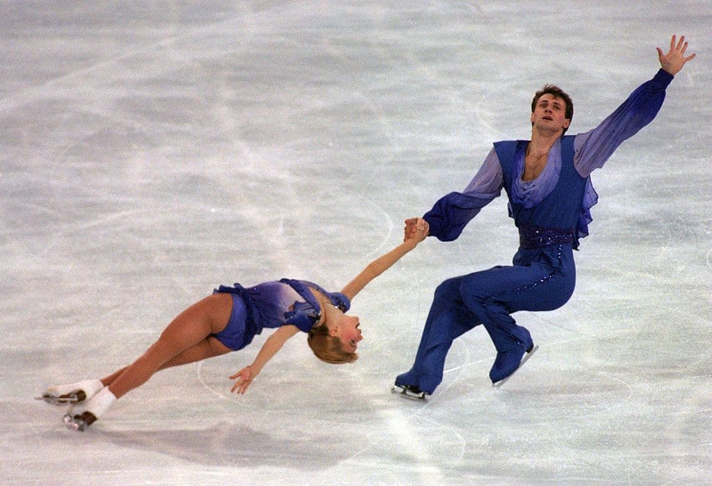 Evgenia Shishkova y Vadim Naumov, de Rusia, en rutina de patinaje libre en parejas durante el campeonato mundial de patinaje artístico en el National Indoor Arena de Birmingham, Inglaterra. (Crédito: Chris Cole/ALLSPORT)