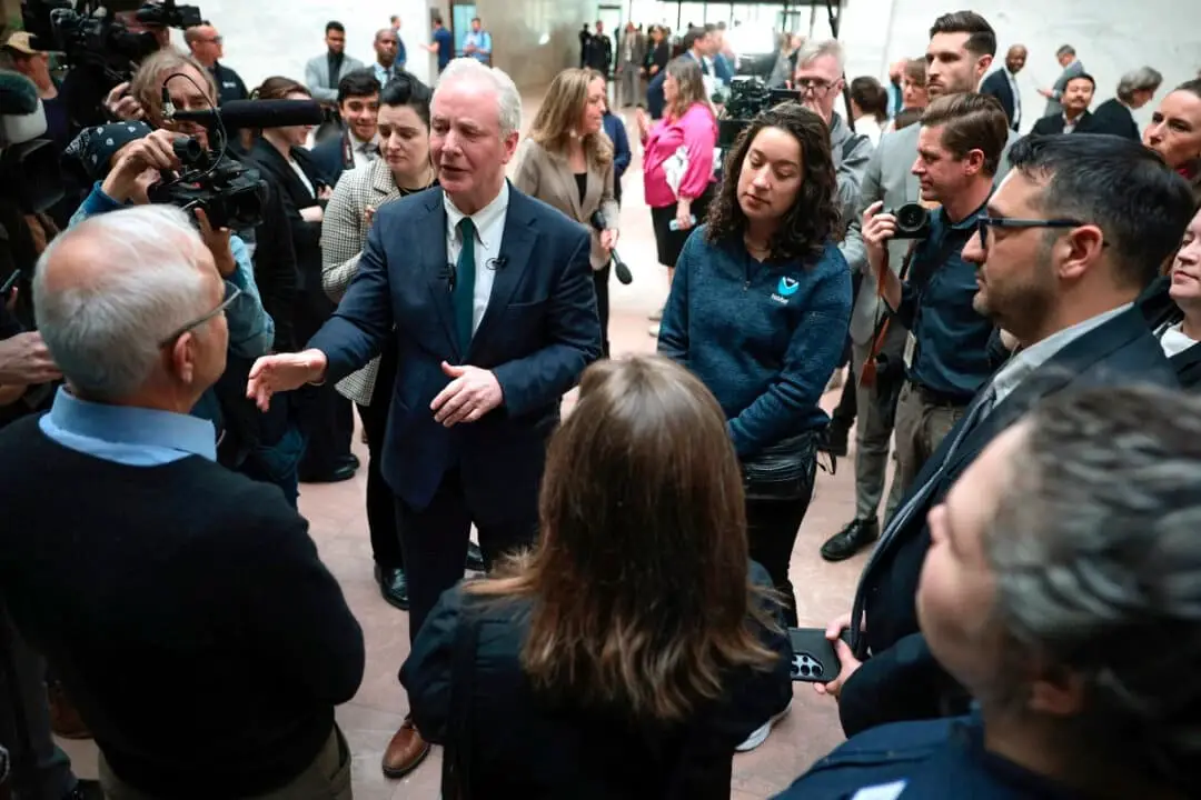 El senador Chris Van Hollen (D-Md.) con empleados públicos despedidos en Washington, el 11 de marzo de 2025. (Alex Wong/Getty Images)