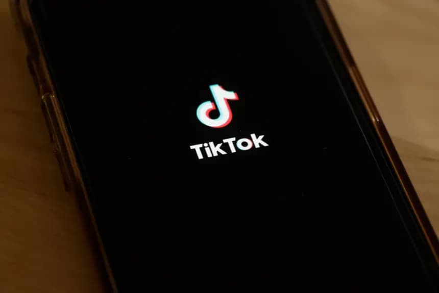 En esta ilustración fotográfica, se ve la aplicación TikTok en un teléfono el 13 de marzo de 2024 en la ciudad de Nueva York.  (Ilustración fotográfica de Michael M. Santiago/Getty Images)