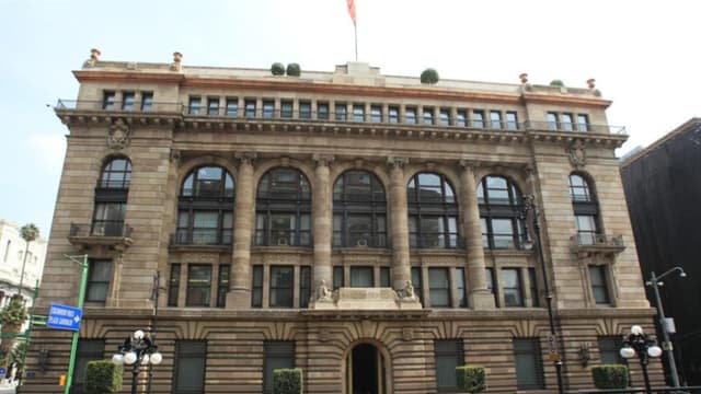 Banco de México prevé debilidad económica y riesgos por aranceles de EE. UU.