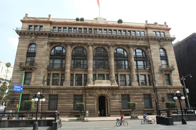 Banco de México prevé debilidad económica y riesgos por aranceles de EE. UU.
