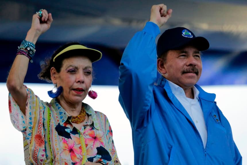 El presidente de Nicaragua, Daniel Ortega, y su esposa, la vicepresidenta Rosario Murillo, levantaron los puños durante la conmemoración del 51 aniversario de la campaña guerrillera del Pancasán, en Managua, el 29 de agosto de 2018. (Inti Ocon/AFP vía Getty Images)
