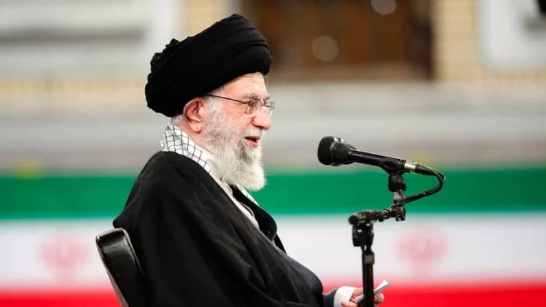 Trump dice que el ayatolá Jamenei de Irán "debería estar muy preocupado"