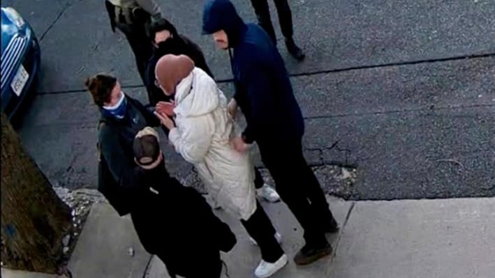 Rumeysa Ozturk, una estudiante de doctorado de 30 años de la Universidad de Tufts, es detenida por agentes del Departamento de Seguridad Nacional en una calle de Sommerville, Massachusetts, el 26 de marzo de 2025. (Foto AP)