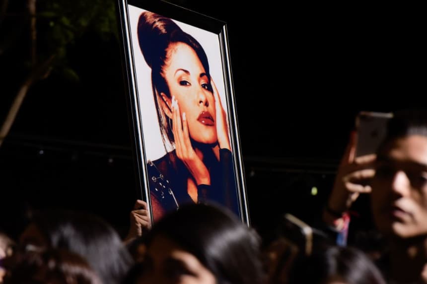 Los fans toman una foto de Selena durante la ceremonia en honor a la cantante Selena Quintanilla con una estrella en el Paseo de la Fama de Hollywood el 3 de noviembre de 2017, en Hollywood, California. (Tara Ziemba/AFP vía Getty Images)