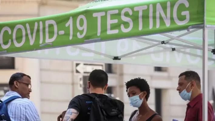 Personas esperan para hacerse la prueba del coronavirus en un centro temporal en Nueva York, el 11 de julio de 2022. (Brendan McDermid/Reuters)