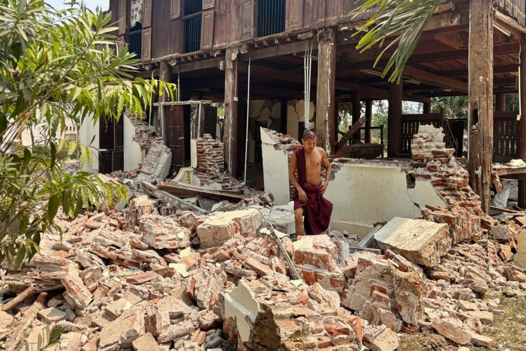 Un monje budista camina cerca de un edificio dañado en el recinto de un monasterio tras un terremoto, el 28 de marzo de 2025 en Naipyidó, Birmania. (AP Photo/Aung Shine Oo)
