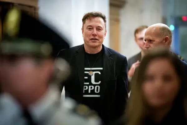 El asesor principal del presidente de la Casa Blanca y director ejecutivo de Tesla y SpaceX, Elon Musk, habla con el senador Rick Scott (R-Fla.) (D) cuando llega al edificio del Capitolio de Estados Unidos en Washington el 5 de marzo de 2025. (Andrew Harnik/Getty Images)