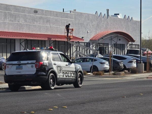 Una patrulla del Departamento de Policía Metropolitana de Las Vegas se encuentra frente a un centro de colisiones de Tesla donde un culpable no identificado dañó cinco vehículos Tesla utilizando dispositivos incendiarios y disparando con un arma de fuego contra los vehículos. (Allan Stein/The Epoch Times)