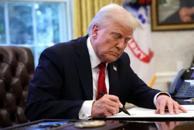 Trump firma orden contra la delincuencia y los campamentos de personas sin hogar en Washington D. C.