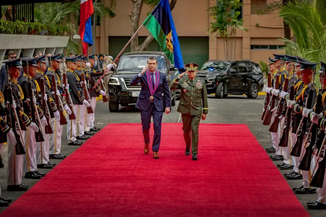 El secretario de Defensa de Estados Unidos, Pete Hegseth (Izq.), junto al jefe del Estado Mayor de las Fuerzas Armadas de Filipinas, general Romeo Brawner Jr., inspeccionan la guardia de honor durante su visita al Campamento Aguinaldo en la ciudad de Quezón, Filipinas, el 28 de marzo de 2025. (Ezra Acayan/Getty Images)