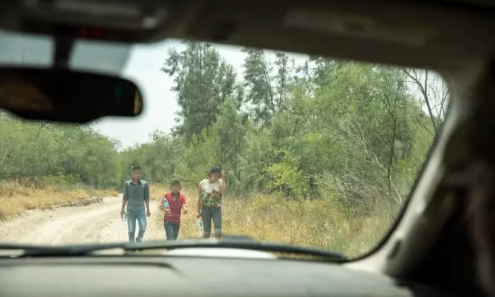 Menores no acompañados que acaban de cruzar el Río Grande desde México a Estados Unidos en el condado de Hidalgo, Texas, el 26 de mayo de 2017. (Benjamin Chasteen/The Epoch Times)