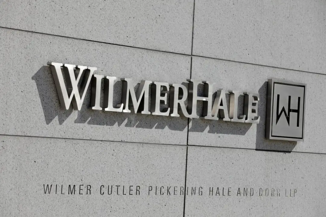 Letreros afuera del bufete de abogados WilmerHale en Washington, el 30 de agosto de 2020. (Andrew Kelly/Reuters)