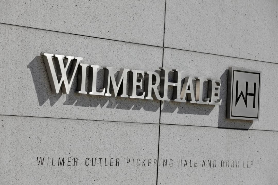 Letreros afuera del bufete de abogados WilmerHale en Washington, el 30 de agosto de 2020. (Andrew Kelly/Reuters)