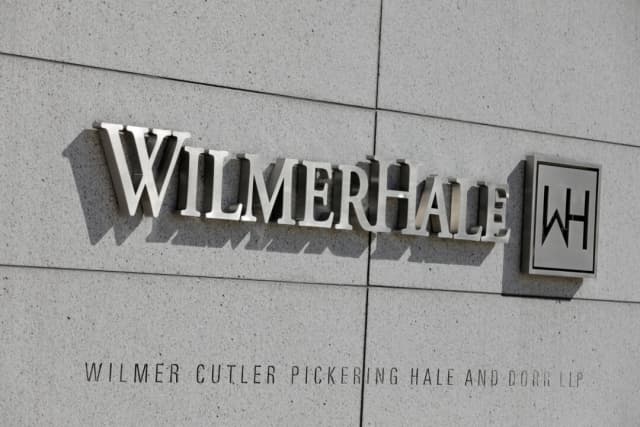 Trump revoca las autorizaciones de seguridad del bufete de abogados que contrató a Robert Mueller