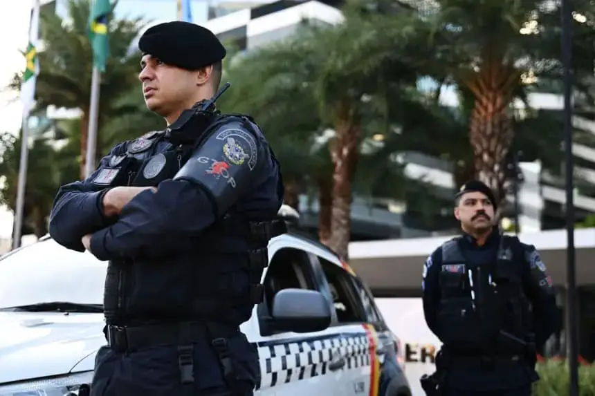 Agentes de la Policía Militar hacen guardia afuera de la sede de la Policía Federal de Brasil, el 26 de abril de 2023. (Carl De Souza/AFP vía Getty Images)