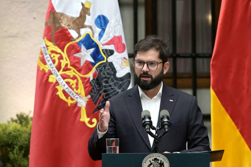 El presidente chileno Gabriel Boric habla junto al presidente alemán Frank-Walter Steinmeier (fuera de cuadro) durante una conferencia de prensa conjunta en el Palacio Presidencial de La Moneda en Santiago el 5 de marzo de 2025. (Rodrigo Arangua/AFP vía Getty Images)