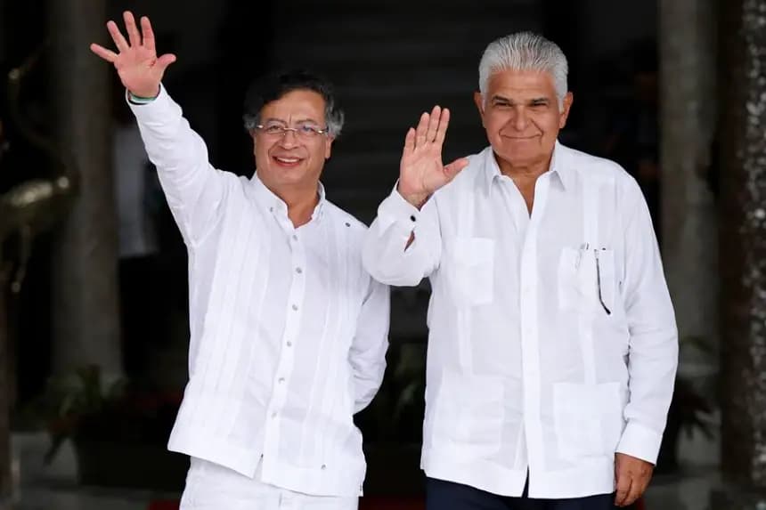 El presidente de Panamá, José Raúl Mulino (d), saluda junto al presidente de Colombia, Gustavo Petro (i), el 28 de marzo de 2025, en Ciudad de Panamá (Panamá). EFE/ Bienvenido Velasco