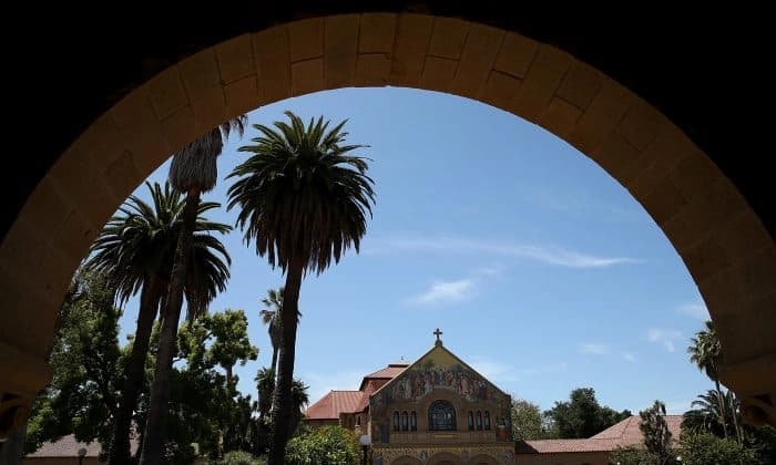 Personas caminando por la Iglesia Memorial en el campus de la Universidad de Stanford en Stanford, California, el 22 de mayo de 2014. (Justin Sullivan/Getty Images)