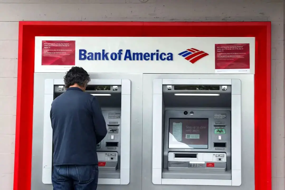 Un cliente de Bank of America utiliza un cajero automático en una sucursal de San Francisco el 14 de julio de 2021. (Justin Sullivan/Getty Images)
