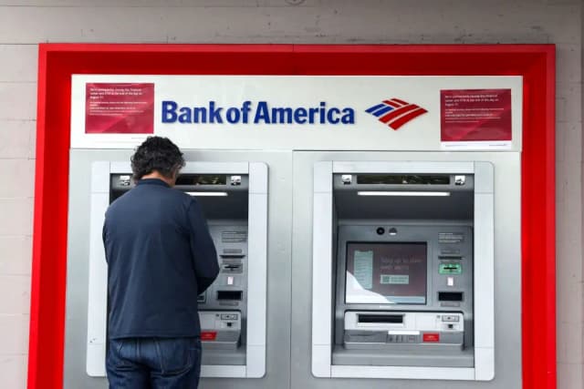 Senado deroga norma de la era Biden que limita las comisiones por sobregiro bancario