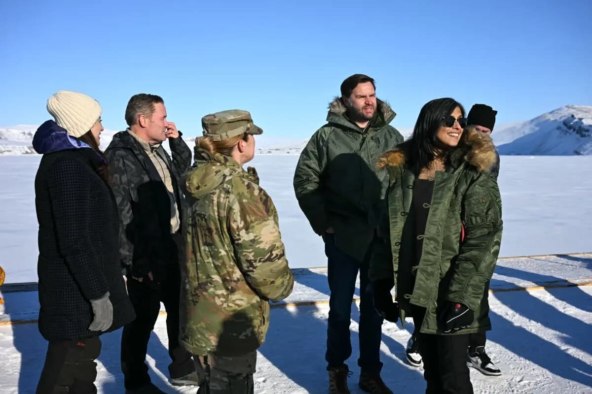 El vicepresidente JD Vance (2.º dcha.) y la segunda dama Usha Vance (dcha.), junto con el asesor de seguridad nacional Mike Waltz (2.º izq.), recorren la base espacial Pituffik de las Fuerzas Armadas de EE. UU. en Pituffik, Groenlandia, el 28 de marzo de 2025. (Jim Watson/Pool vía Getty Images)