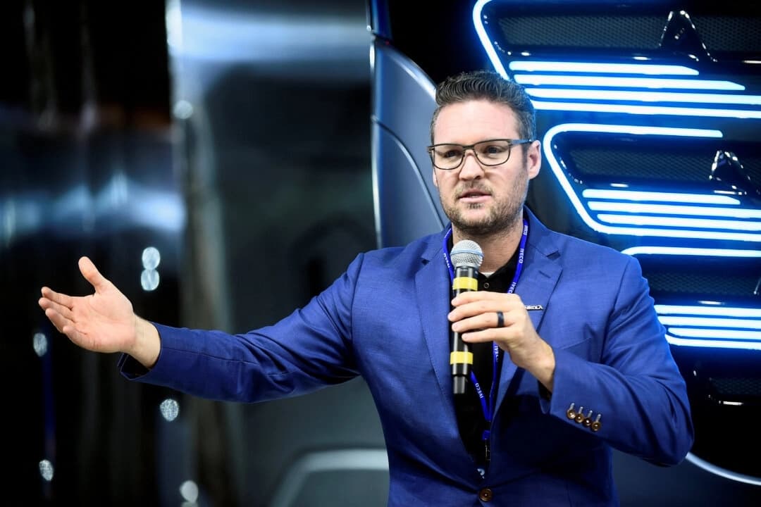 El director ejecutivo y fundador de Nikola Corp., Trevor Milton, asiste a una conferencia de prensa para presentar sus nuevos camiones totalmente eléctricos y con pilas de combustible de hidrógeno, en Turín, Italia, el 3 de diciembre de 2019. (Massimo Pinca/Reuters)
