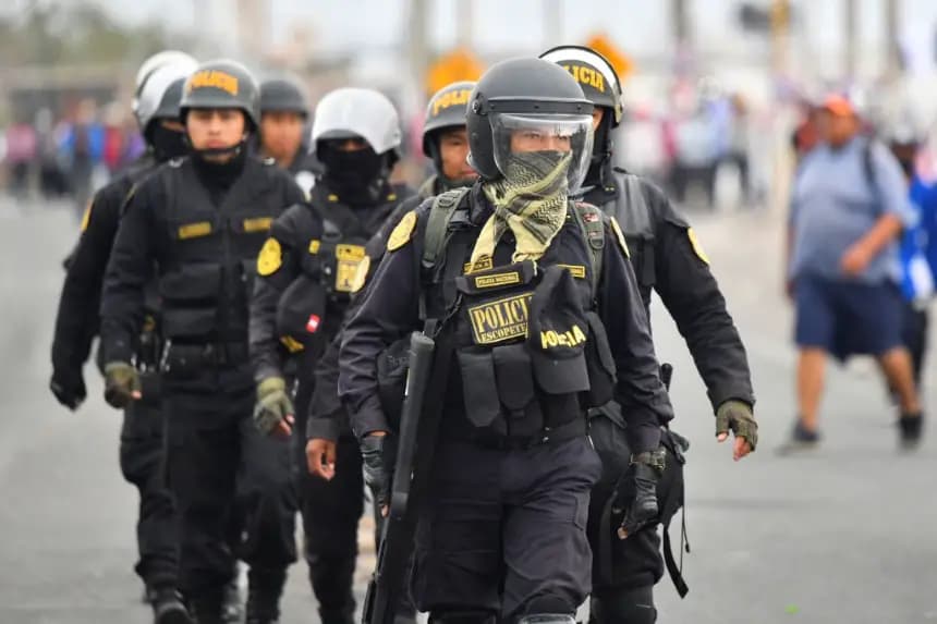 Miembros de la policía peruana se ven en una imagen de archivo. (Diego Ramos/AFP vía Getty Images)