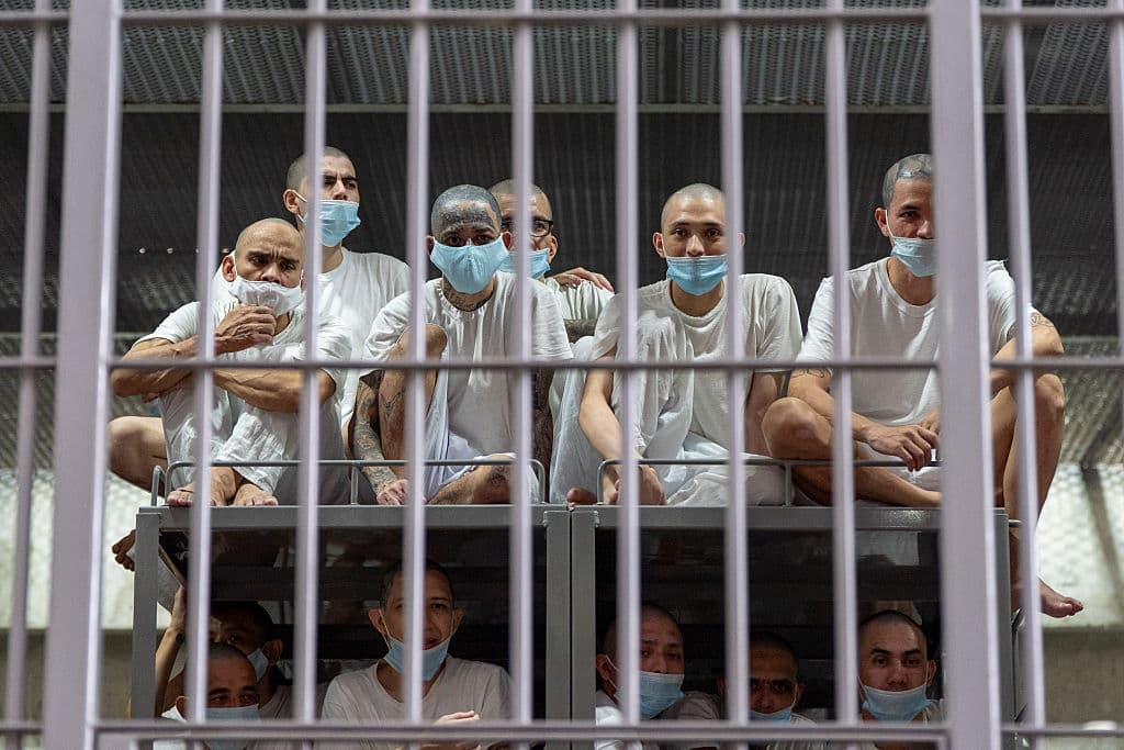 Los presos se sientan en su celda en el Centro de Confinamiento de Terroristas (CECOT) el 26 de marzo de 2025 en Tecoluca, El Salvador. La administración Trump deportó a 238 presuntos miembros de las organizaciones criminales venezolanas 'Tren de Aragua' y Mara Salvatrucha, de los cuales solo 23 eran miembros de la Mara. (Alex Brandon-Pool/Getty Images)