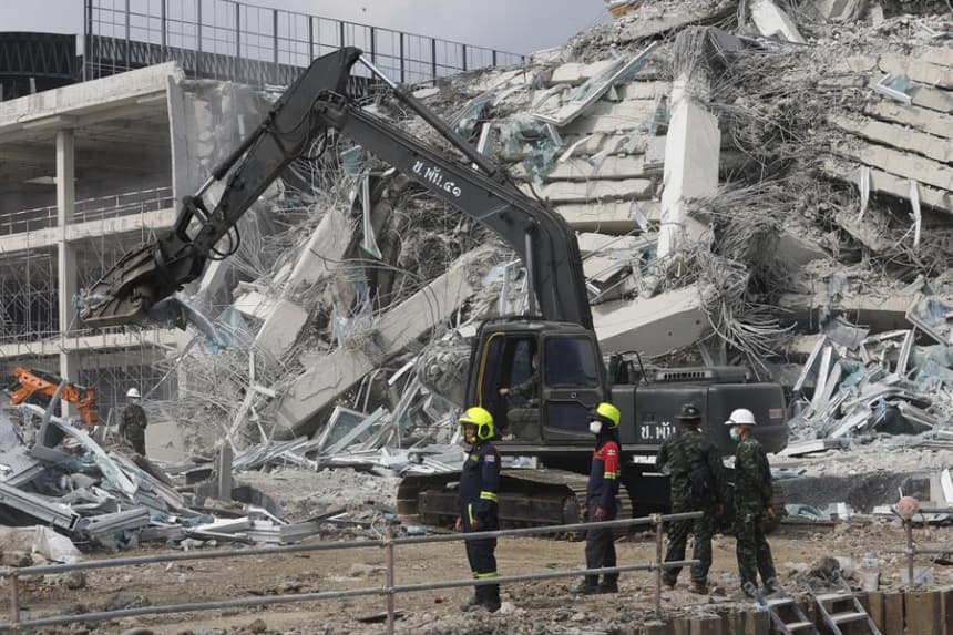 Los escombros de un edificio en construcción en Bangkok que colapsó atrapando a decenas de trabajadores a raíz del terremoto, con epicentro en Myanmar. EFE/EPA/Rungroj Yongrit