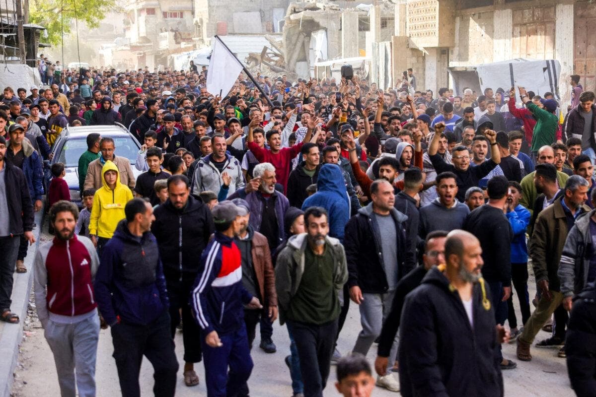 Cientos de palestinos asisten a una manifestación para pedir el fin de la guerra, coreando consignas contra Hamás, en Beit Lahiya, en el norte de la Franja de Gaza, el 25 de marzo de 2025. (AFP a través de Getty Images)