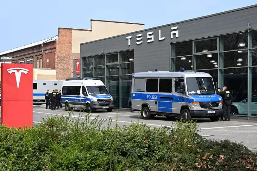 Policías se encuentran frente a un centro de servicio Tesla en el distrito berlinés de Reinickendorf, mientras los manifestantes iniciaban las "Semanas de Protesta" contra la empresa automovilística estadounidense Tesla, el 29 de marzo de 2025. (Ralf Hirschberger/AFP vía Getty Images)