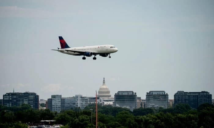 Un vuelo de Delta Airlines, con el Capitolio de los Estados Unidos al fondo, se aproxima para aterrizar en el Aeropuerto Nacional Ronald Reagan de Washington en Arlington, Virginia, el 2 de julio de 2022. (Stefani Reynolds/AFP a través de Getty Images)