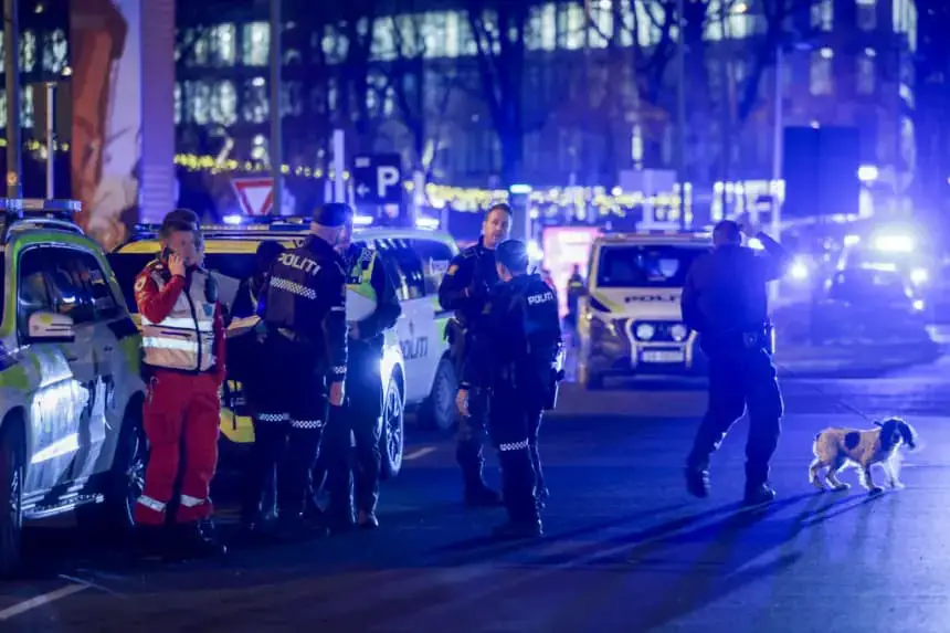 Policías y rescatistas en el lugar de unos disparos en un estacionamiento de Tjuvholmen, Oslo, Noruega, el 6 de febrero de 2025. (Amanda Pedersen Giske/NTB/AFP vía Getty Images)