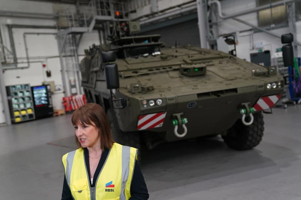 La ministra de Hacienda Rachel Reeves habla con los medios de comunicación durante una visita a Rheinmetall BAE Systems Land (RBSL) en Telford, Inglaterra, el 24 de marzo de 2025. (Jacob King - WPA Pool/Getty Images)