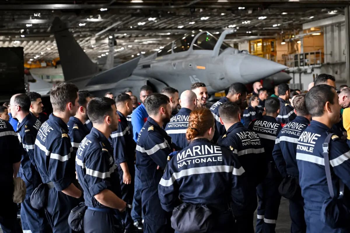 La tripulación espera al ministro de Defensa francés, Sebastien Lecornu, a bordo del portaaviones Charles de Gaulle en Lembar, Lombok, Indonesia, el 1 de febrero de 2025. (Sonny Tumbelaka/AFP a través de Getty Images)