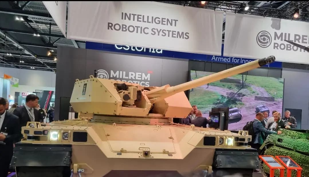 Un tanque robótico, diseñado por la empresa estonia Milrem Robotics, se exhibe en la feria DSEI de Londres el 12 de septiembre de 2023. (Chris Summers/The Epoch Times)