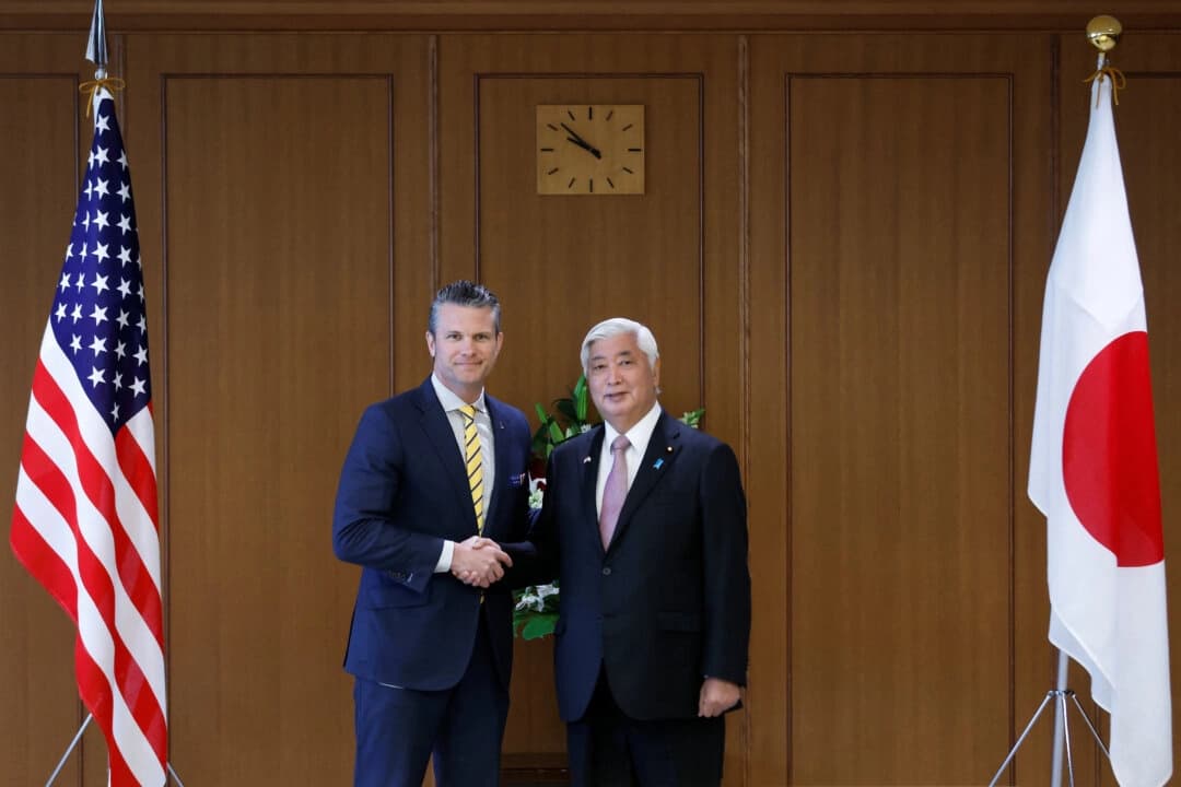 Pete Hegseth, secretario de Defensa de EE. UU., y el general Nakatani, ministro de Defensa de Japón, se estrechan la mano mientras posan para fotografías antes de su reunión en el Ministerio de Defensa en Tokio, el 30 de marzo de 2025. (Kiyoshi Ota/Pool vía Reuters)