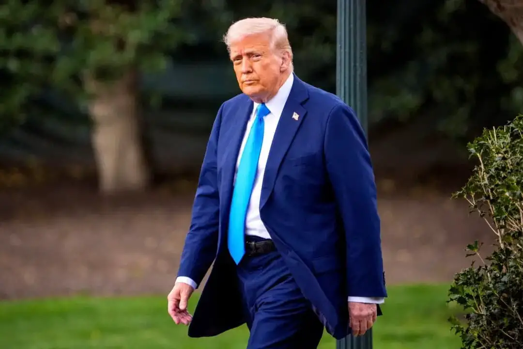 El presidente Donald Trump camina hacia Marine One en el jardín sur de la Casa Blanca el 28 de marzo de 2025. (Andrew Harnik/Getty Images)
