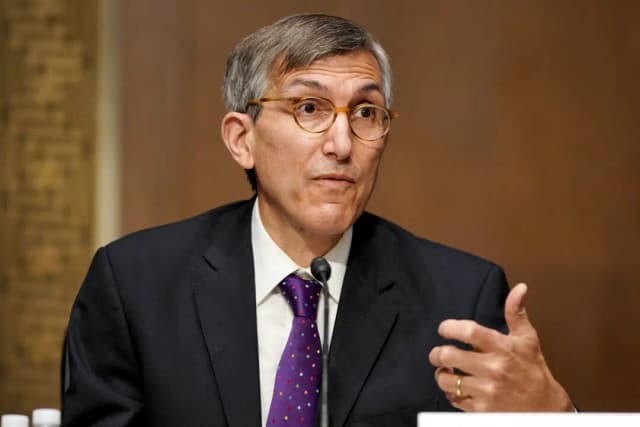 Renuncia Peter Marks, alto funcionario de vacunas de la FDA