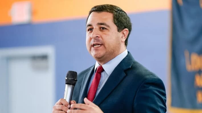 El fiscal general de Wisconsin, Josh Kaul, habla en un evento en Milwaukee, el 27 de octubre de 2022. (Morry Gash, archivo/AP Photo)