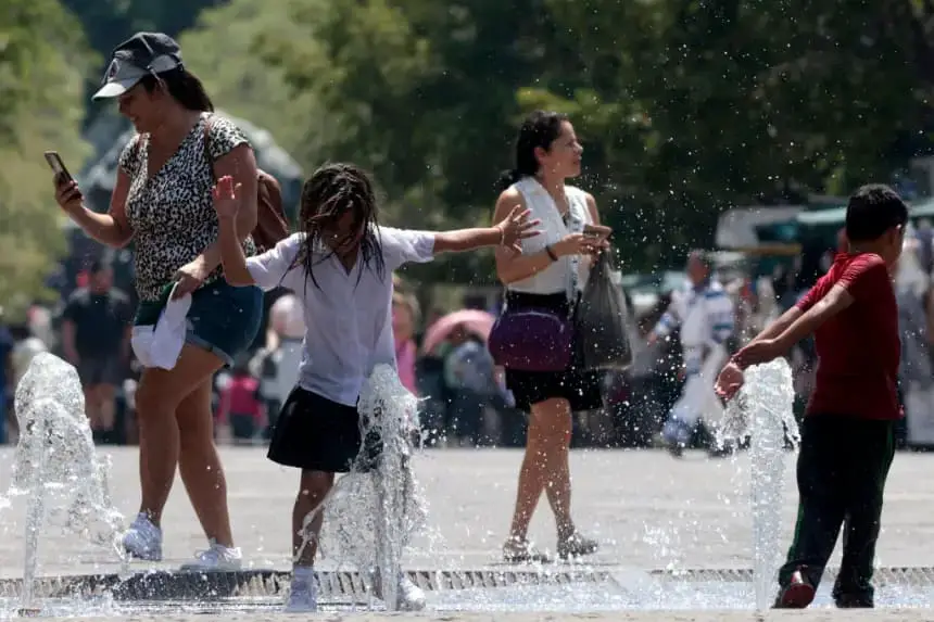Niños se refrescan en una fuente de agua durante la ola de calor que azota el país en Guadalajara, Jalisco, México, el 23 de mayo de 2024. (Ulies Ruiz/AFP vía Getty Images)
