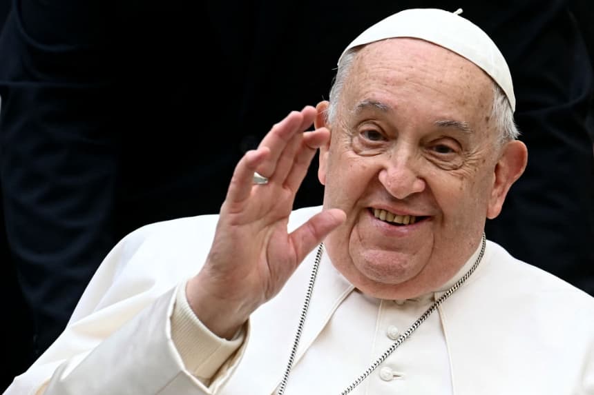 Papa Francisco saluda a su llegada para asistir a la inauguración de un nuevo papamóvil eléctrico en el Vaticano el 4 de diciembre de 2024. (Filippo Monteforte/AFP vía Getty Images)