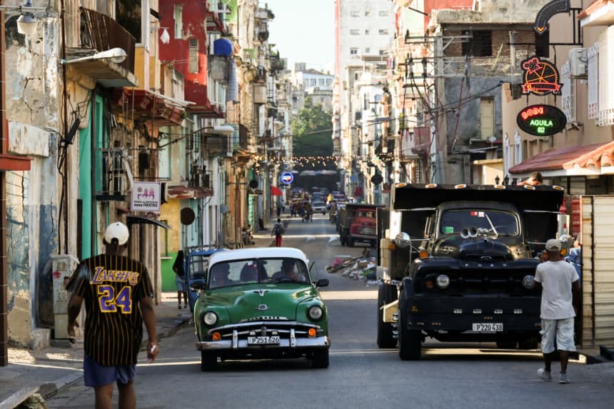 Un viejo automóvil estadounidense circula por una calle de La Habana (Cuba) el 4 de septiembre de 2024. (Yamil Lage/AFP vía Getty Images)