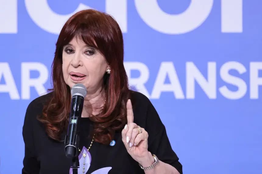 La expresidenta argentina Cristina Fernández de Kirchner habla durante la clausura del Congreso Nacional de Educación en Buenos Aires (Argentina) el 22 de marzo de 2025. (Emiliano Lasalvia/AFP vía Getty Images)
