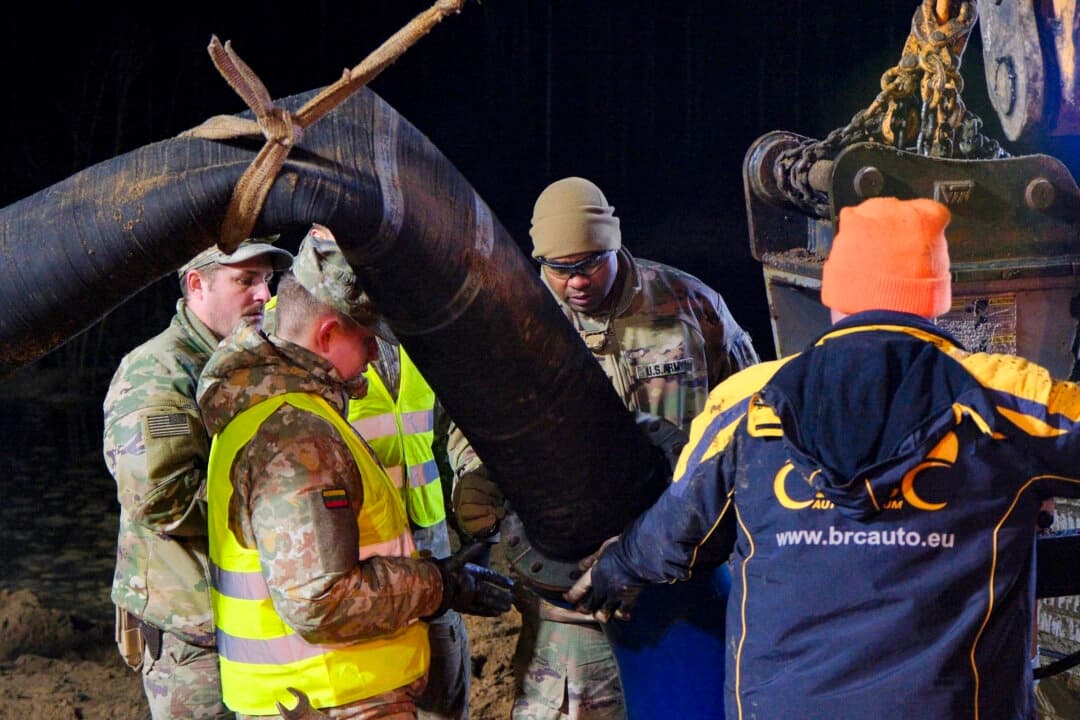 Soldados del Ejército de EE. UU. del 1.er Equipo de Combate de la Brigada Blindada, 3.ª División de Infantería, junto con el personal del ejército lituano y de los servicios de emergencia, ensamblan una bomba de agua durante las labores de rescate de cuatro soldados estadounidenses en un Hércules M88 del Ejército de EE. UU. sumergido bajo varios metros de agua en un pantano próximo a un área de entrenamiento cerca de Pabadre, Lituania, el 27 de marzo de 2025. (Christopher Saunders/US Army via AP)
